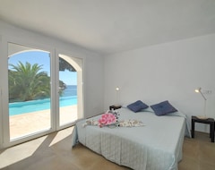Koko talo/asunto 5 Beds, 4 Baths Front Line Cala D´or Beach With Direct Access Amazing Location (Santanyí, Espanja)