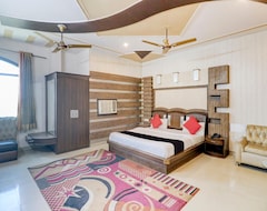 Khách sạn Capital O74359 Hotel Mukut Mahal (Meerut, Ấn Độ)