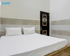 Khách sạn Oyo Hotel Your Own Unique Rooms (Ghaziabad, Ấn Độ)