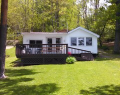 Entire House / Apartment Beautiful Lake Front Cottage (Houghton, USA)