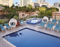 Hotel Friends Getaway! 2 Wonderful Units, Onsite Dining, Pool, Near Kapiolani Park! (Honolulu, Sjedinjene Američke Države)
