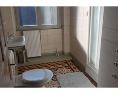 Aparthotel Family Cottage For 10 People (Alleyrac, Francuska)