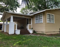Hele huset/lejligheden Renovated 1926 Bungalow - Walk to Dining - Minutes to Downtown, Zoo, Ybor (Tampa, USA)