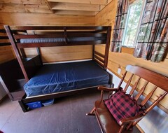 Toàn bộ căn nhà/căn hộ Site 03 Hunter Glamping Bunkie-urban Farm Resort (Kenora, Canada)