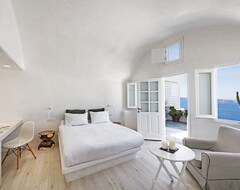Hotel Porto Fira Suites (Fira, Greece)