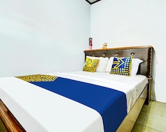 Hotel Oyo Homes 91242 Desa Wisata Cibuntu Kuningan Syariah (Kuningan, Indonesien)