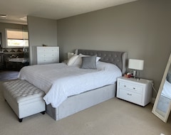 Cijela kuća/apartman 10 Acre Luxury Rosehill Estate: 8+beds/pool/sauna/hottub/lakeview (Kelowna, Kanada)
