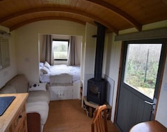 Toàn bộ căn nhà/căn hộ Bay Tree Shepherds Hut With Hot Tub (Forton, Vương quốc Anh)
