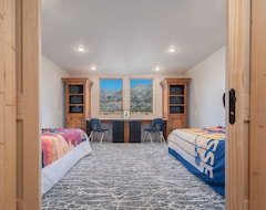 Entire House / Apartment Modern Elegance In Alpine (Alpine, USA)