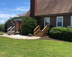 Entire House / Apartment Private Beach On The Chesapeake Bay With 300 Feet Of Shoreline (Gwynn, USA)