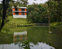 Khách sạn Burbi Lake Lodge (Monteverde, Costa Rica)