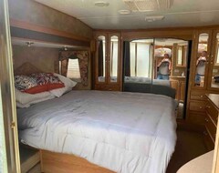 Camping Lakefront 32’ Rv Camper Queen Bed, Red Paddle Boat, Water Ac Power Hookup Fun (Clifton, EE. UU.)