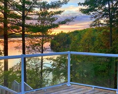 Entire House / Apartment Chandos Lake Magic: Stunning Vistas, Beauty, And Sunsets (Apsley, Canada)