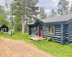 Toàn bộ căn nhà/căn hộ North Shore Tiny Log Cabin Retreat (Schroeder, Hoa Kỳ)