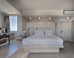 Hotel West East Suites (Imerovigli, Greece)