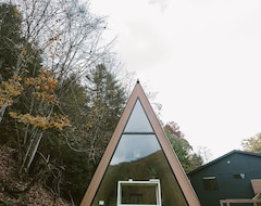 Entire House / Apartment Go Wanderin: New Modern Scandi Cabin Hot Tub Sauna (Lansing, USA)