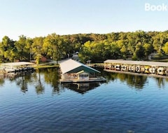 Entire House / Apartment Lakeside Retreat - Romantic Cabin - Resort Pool, Dock, Fire Pit! (Forsyth, USA)