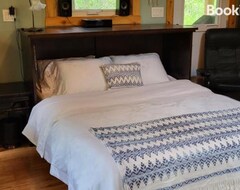 Entire House / Apartment Serene Westside Tiny Cabin (Clinton, Canada)