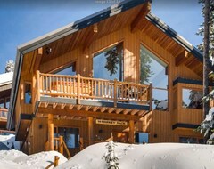 Hele huset/lejligheden Massive Views, Ski-in/out, Hot Tub, Sauna, Sleep 12, Perfect Multi Family Chalet (Beaverdell, Canada)