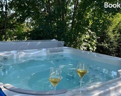 Toàn bộ căn nhà/căn hộ Gite De Charme Pour Couple Avec Sauna Et Jacuzzi Exterieur (Peaugres, Pháp)