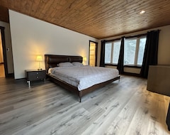 Entire House / Apartment Muskoka Waterfrnt 8 Acre, 2200 S.F !3 Bedrm+Bunkie.Sleeps12, Privacy+,5 Reviews (Midland, Canada)