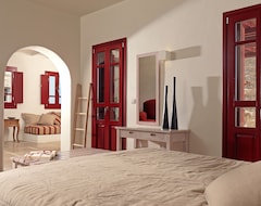 Hotel Themonies Luxury Suites Offer A Unique Accommodation (Chora Folegandros, Grčka)