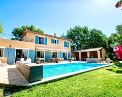 Toàn bộ căn nhà/căn hộ Ritzy Villa In Villars With Sauna & Private Pool (Villars, Pháp)