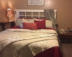 Entire House / Apartment Cottage On Commerce In Winters, Tx. Quiet Neighborhood, Close To Downtown Shops. (Winters, USA)