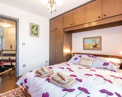 Toàn bộ căn nhà/căn hộ 4 Bedroom Accommodation In Plaski (Brinje, Croatia)