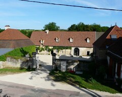 Toàn bộ căn nhà/căn hộ A Unique17th Century Wine Property (Saint-Sernin-du-Plain, Pháp)