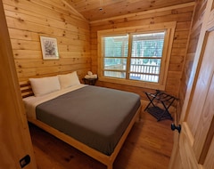 Entire House / Apartment Incredible Secluded Cabin Featuring Amazing Forest Views Off Of The Back Deck! (Laurelville, USA)