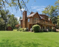 Koko talo/asunto Beautiful And Unique Home On The Crystal River In Glen Arbor! Pontoon Included. (Glen Arbor, Amerikan Yhdysvallat)