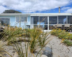Hele huset/lejligheden Merles Retro Beach Bach (Maketu, New Zealand)