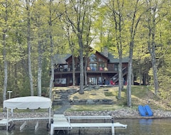 Entire House / Apartment Exceptional Round Lake Cabin Offered For The First Time! (Hayward, USA)