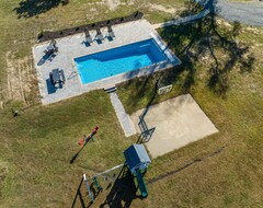 Casa rural Tranquil Lakefront Farm Oasis ~ Pool ~ Scenic View<br> (Ruther Glen, Amerikan Yhdysvallat)