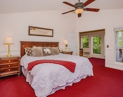 Entire House / Apartment Romantic , Hot Tub | Views Over Gatlinburg, Wifi|King Bed (Gatlinburg, USA)