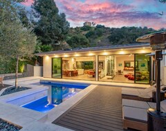 Hele huset/lejligheden Willow Glen - Hollywood Hills Multi-level Villa With Elevator, Theater & Pool (Lake Los Angeles, USA)