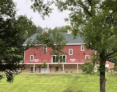 Entire House / Apartment Annabel Lee Barn ~ A Getaway Of Warmth & Charm! (Dubuque, USA)