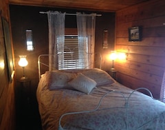Entire House / Apartment Century Old Log Cabin On 62 Acre Estate (Siler City, USA)