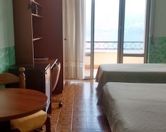 Khách sạn Hotel Glavjc (Torno, Ý)
