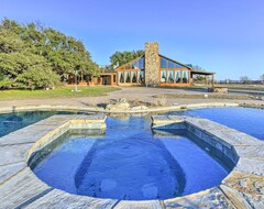 Toàn bộ căn nhà/căn hộ New! Forestburg Ranch W/ Pool + 40-mile Views! (Muenster, Hoa Kỳ)