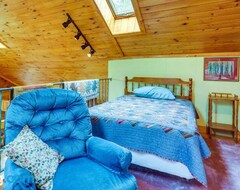 Koko talo/asunto Pet-friendly Jamestown Cabin With Fire Pit And Deck! (Chautauqua, Amerikan Yhdysvallat)