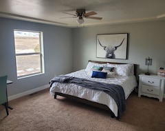 Entire House / Apartment Classy 3-bedroom Fishing Cottage With Amazing Lake And Mountain Views (Townsend, USA)