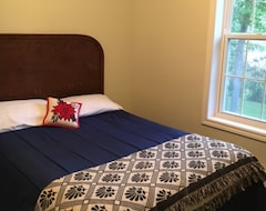 Entire House / Apartment For All Ages To Be Together But Have Lots Of Space And Fun! (Wallace, Canada)