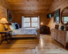 Casa/apartamento entero Bearfeet Retreat; Mountain Log Home With Spectacular Views, Privacy, Wood Stove, Screened Porch.!.. (Marshall, EE. UU.)