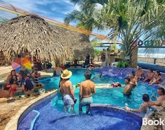 Albergue The Driftwood Surfer Beachfront Hostel / Restaurant / Bar, El Paredon (La Gomera, Guatemala)