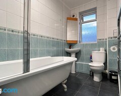 Tüm Ev/Apart Daire Cozy 2 Bedroom Apartment Close To Town Centre (Woking, Birleşik Krallık)