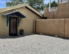 Entire House / Apartment Located Within In Old Town Albuquerque Walking Distance To Shops And Museums (Albuquerque, USA)