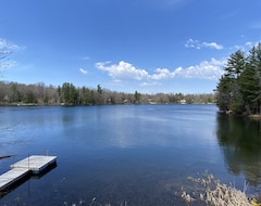 Entire House / Apartment Waterfront Home On Perch Lake. Kayaks, Pool Table, Hot Tub. Air Conditioning. (South Boardman, USA)