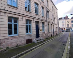 Hele huset/lejligheden En Hypercentre, Au Calme, Avec Cour Privative Aménagée, Appartement Rénové (Arras, Frankrig)